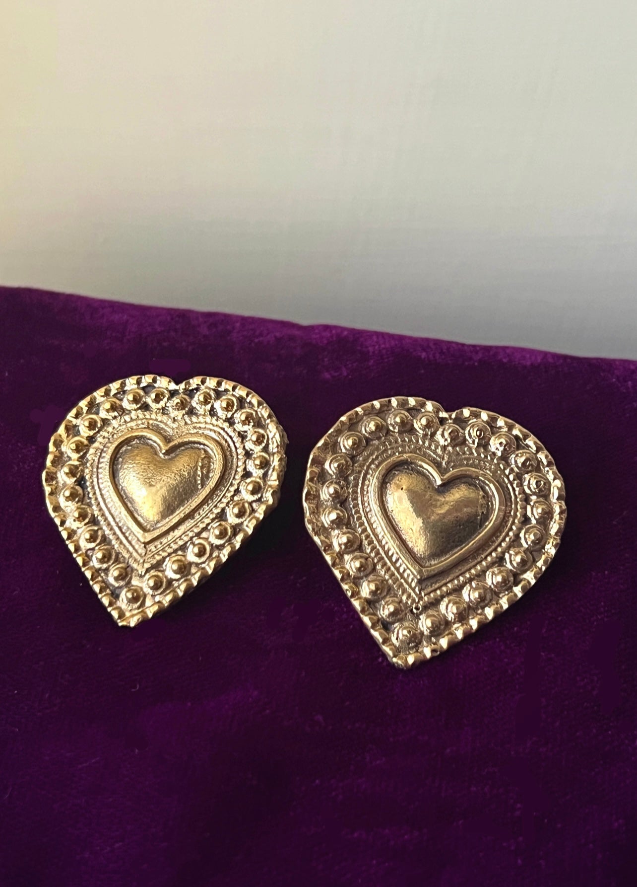 Biege Gold Heart Studs
