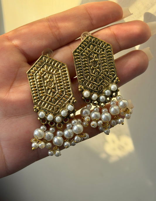 Lozavi Pearls Studs